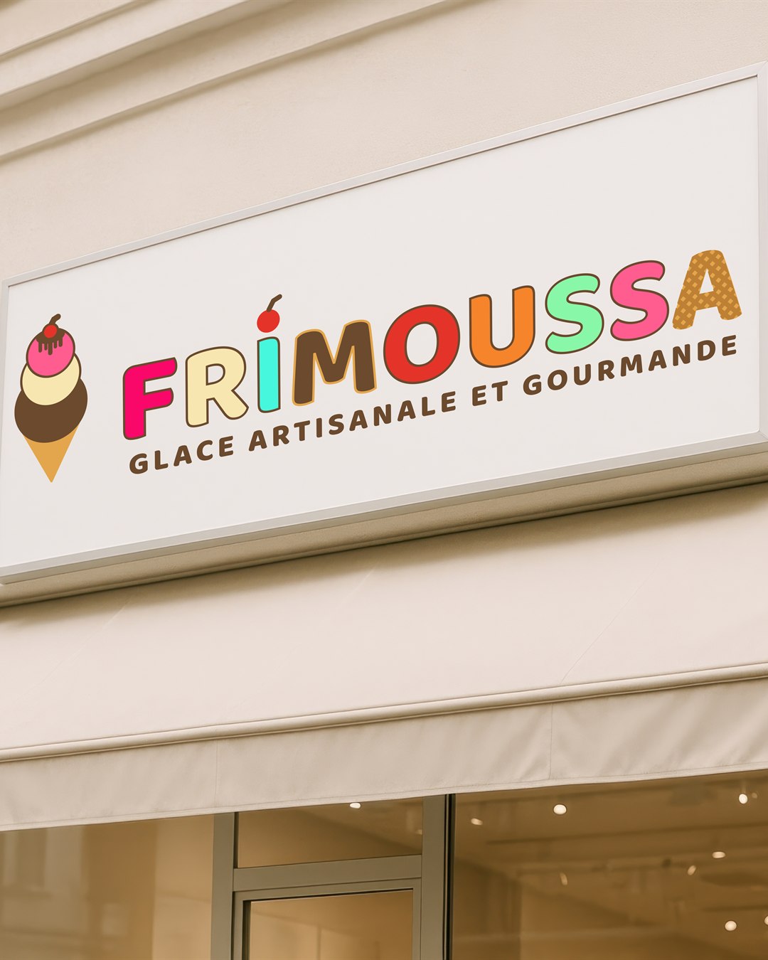 Le logo Frimoussa sur l'enseigne lumineuse d'une devanture de glacier